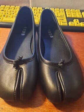 Vbdb Tabi Ballet Flats Rounde Toe Wide Width Split Toe Low Heel Sz 7.5 Worn Once